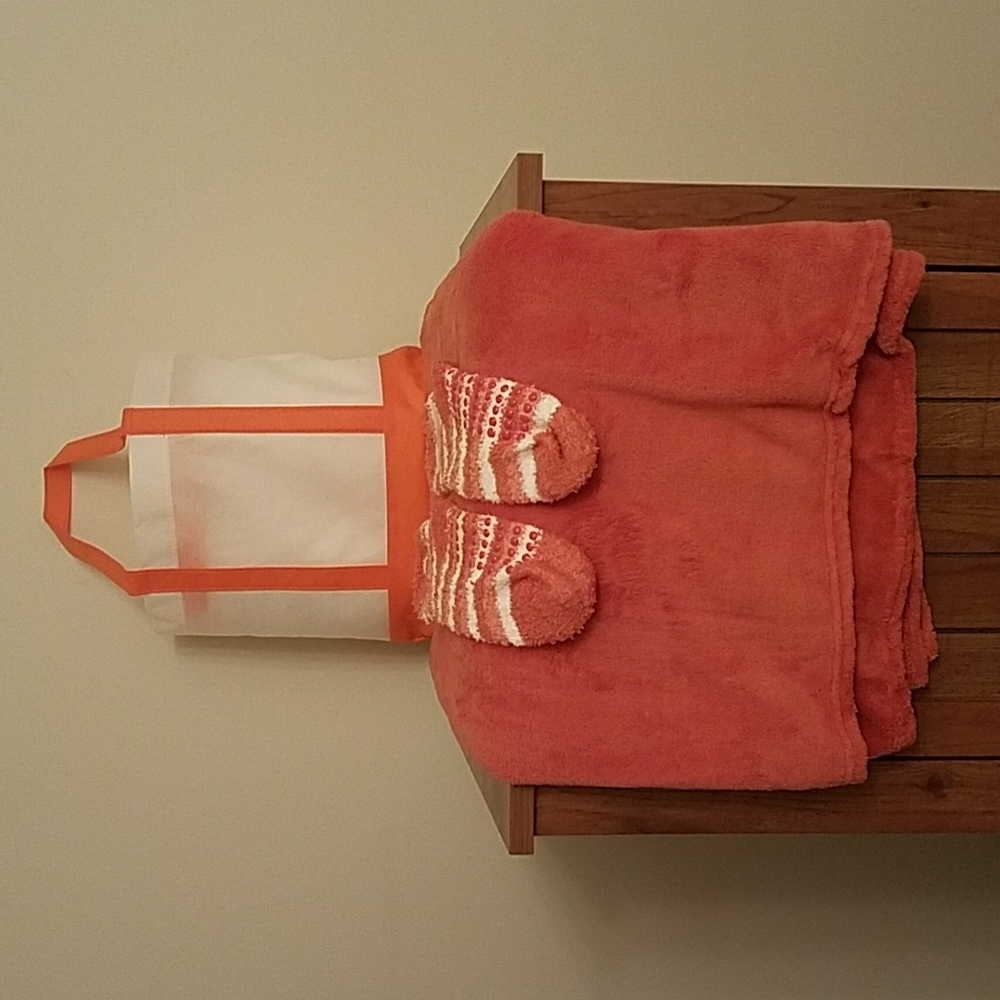 (SALE/$18) Three-Piece Tote/Throw/Sock Set
